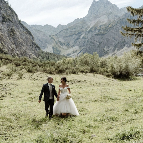 Diana und Steffen bei ihrer freien Trauung in Tirol.