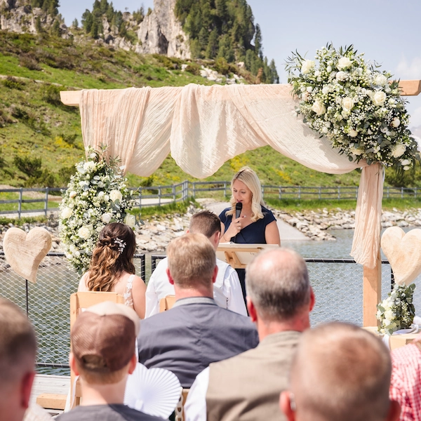 freie-trauung-in-der-zillertaler-bergwelt Martina bei einer freien Trauung in der Zillertaler Bergwelt.